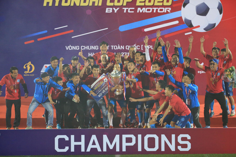 FC Song Hùng sẽ nhận được nhận được 150 triệu đồng tiền mặt với 1 phiếu quà tặng mua xe Hyundai New Santafe phiên bản cao cấp trị giá 150 triệu đồng từ nhờ tài trợ chính giải đấu TC Motor. (Ảnh: CTV/Vietnam+)