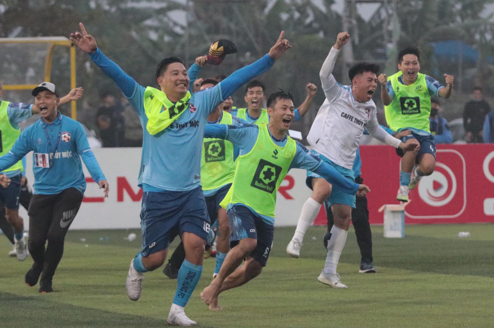 Và ở đây, chính FC Song Hùng đã kết liễu Kardiachain Sài Gòn để lên ngôi vô địch nhờ bản lĩnh và sự lạnh lùng. Còn nhớ, ở trận bán kết trước đó, đội bóng này cũng đánh bại FC Du Lịch trên chấm 11 mét để vào chung kết. (Ảnh: CTV/Vietnam+)