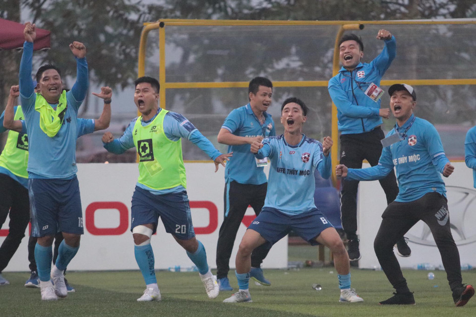 Dẫu vậy, trận chung kết chung kết không vì thế mà 'an bài.' Phút thi đấu cuối cùng của hiệp phụ, FC Song Hùng bất ngờ gỡ hòa 2-2 sau một tình huống phạt góc để đưa trận đấu vào loạt sút luân lưu định mệnh. (Ảnh: CTV/Vietnam+)