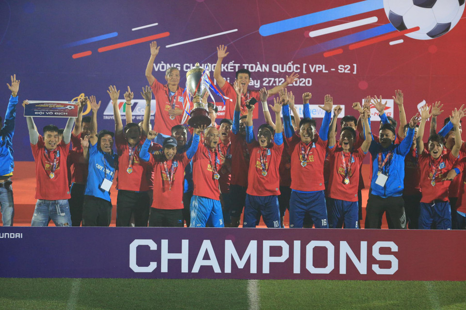 Trận chung kết VPL-S2 với kịch bản khó tưởng tượng nhất đã khiến hàng nghìn khán giả có mặt trên khán đài mãn nhãn. Một lần nữa ở Giải bóng đá 7 người toàn quốc, đội bóng chỉ giành á quân ở vòng đấu khu vực nhưng đã vô địch toàn quốc. (Ảnh: CTV/Vietnam+)