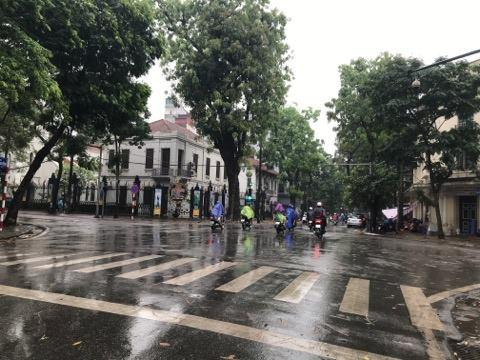 Mưa xuất hiện trên diện rộng toàn thành phố Hà Nội (Ảnh: PV/Vietnam+)