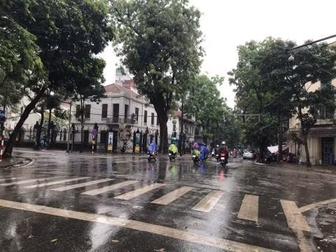 Mưa xuất hiện trên diện rộng toàn thành phố Hà Nội (Ảnh: PV/Vietnam+)