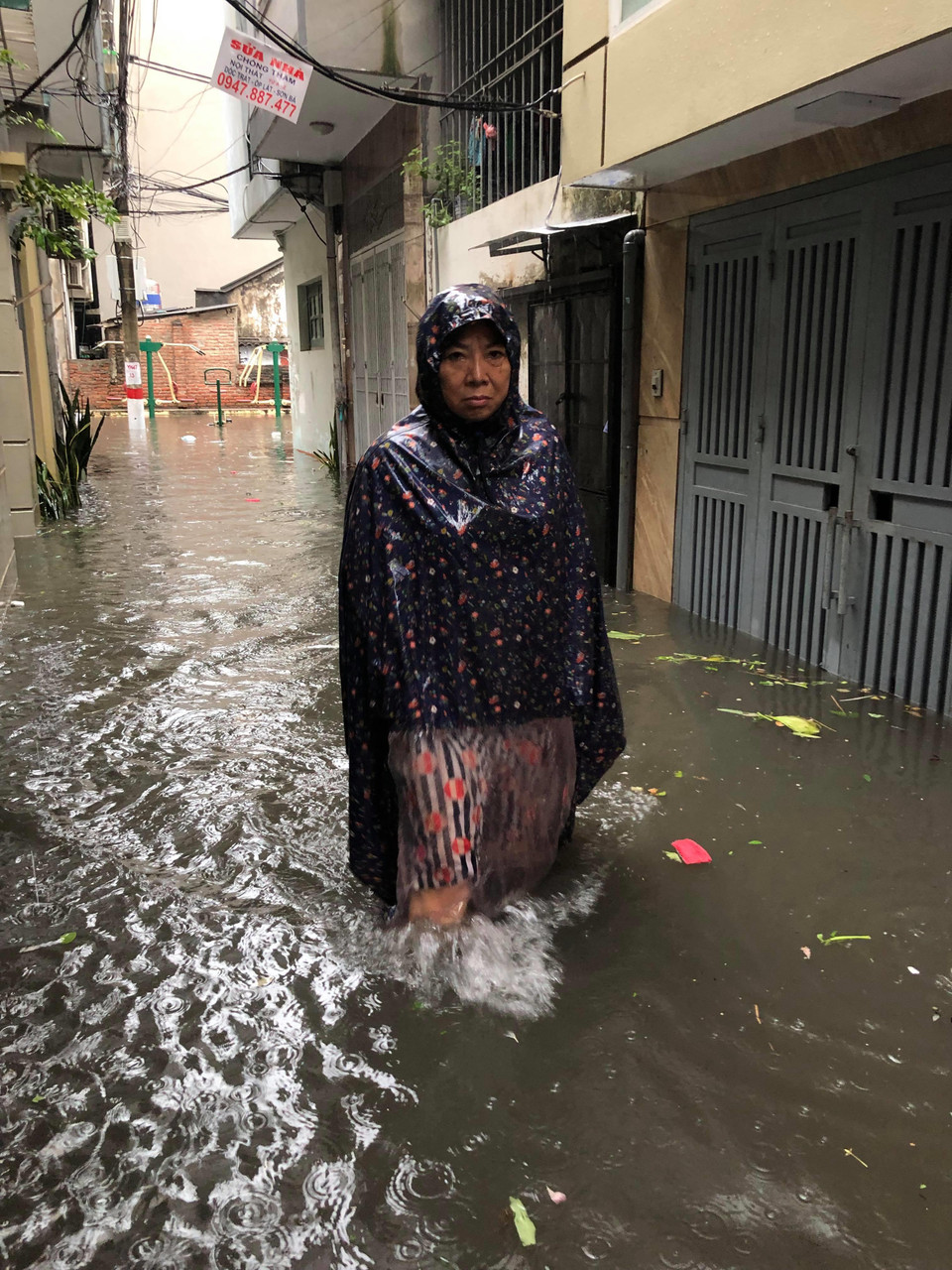 Ngập lụt khiến người tham gia giao thông gặp nhiều khó khăn. (Ảnh: CTV/Vietnam+)