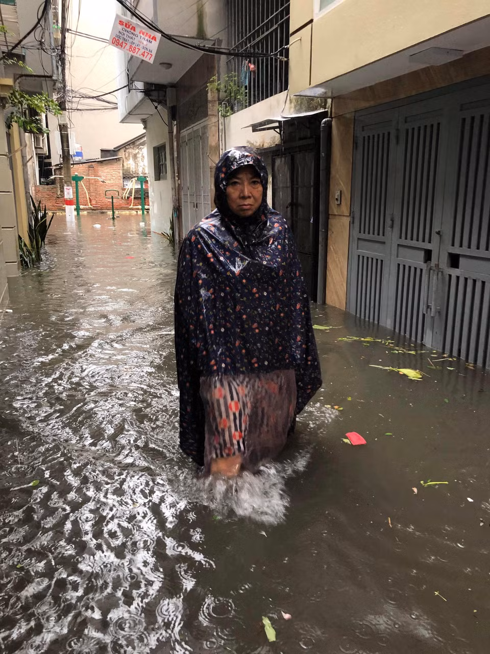 Ngập lụt khiến người tham gia giao thông gặp nhiều khó khăn. (Ảnh: CTV/Vietnam+)