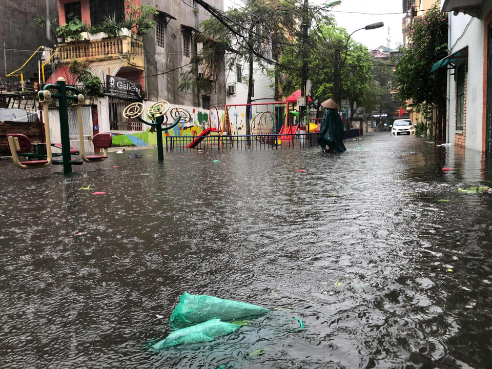 Tại nhiều con phố đã có hiện tượng ngập úng cục bộ, có nơi sâu đến khoảng 20cm. (Ảnh: CTV/Vietnam+)