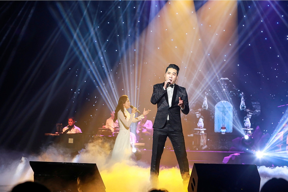 Tuấn Hiệp đầy nam tính trên sân khấu... (Ảnh: Hải Bá0