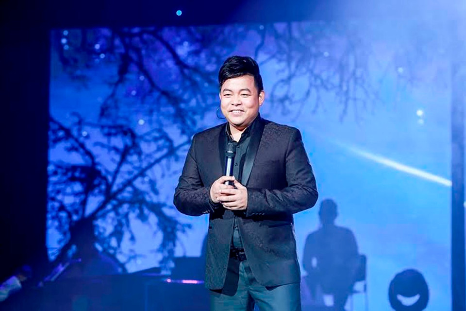 Quang Lê hát lại những bản 'hit' của Trần Thiện Thanh và Anh Bằng đã có công làm nên tên tuổi của anh. (Ảnh: Hải Bá)