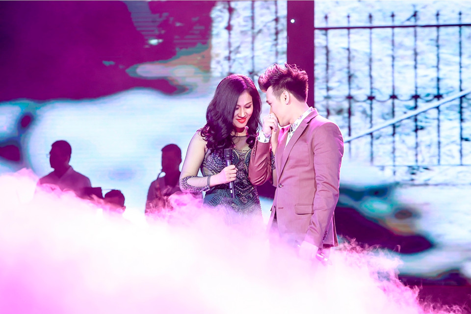 'Bầu sô' chuỗi chương trình 'Vàng son một thuở' Ngọc Châm song ca với Nguyên Vũ. (Ảnh: Hải Bá)