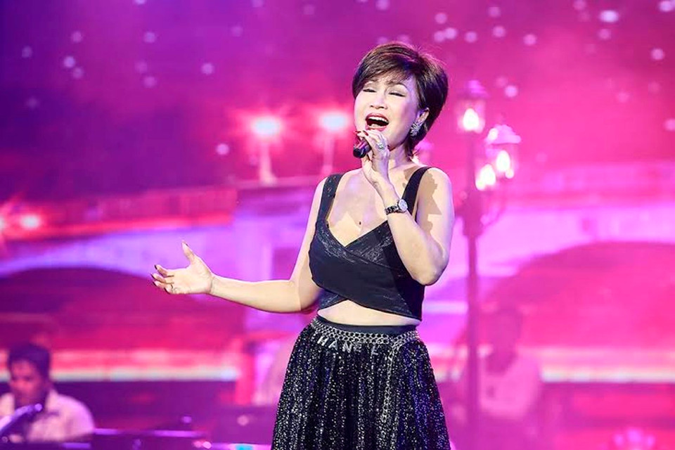 Chất khàn đặc biệt và âm sắc nồng nàn, Khánh Hà làm khán giả ngây ngất khi hát đầy khắc khoải và mê đắm những ca khúc 'Anh còn nợ em,' 'Khúc thụy du' nổi tiếng của tác giả Anh Bằng... (Hải Bá)