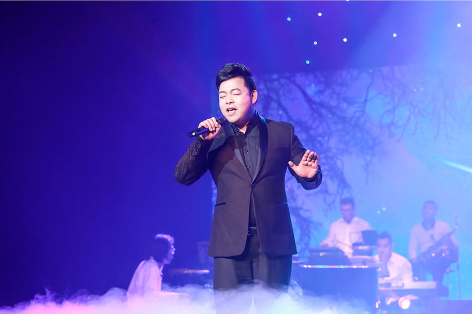 Tiếng hát thì đã suy suyển ít nhiều, nhưng Quang Lê vẫn 'được lòng' khán giả bởi tài ăn nói duyên dáng, hóm hỉnh... (Ảnh: Hải Bá)