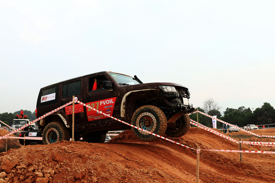 Bên cạnh đó, để đảm bảo quy định phòng chống dịch bệnh COVID-19, BTC PVOIL VOC 2021 đã tăng số lượng xe cứu thương và đội ngũ cán bộ chuyên trách, cam kết thực hiện quy định về xét nghiệm nhanh, khu cách ly, trang thiết bị an toàn cho ban tổ chức, ban điều hành, vận động viên và khán giả. (Ảnh: Hoài Nam/Vietnam+)