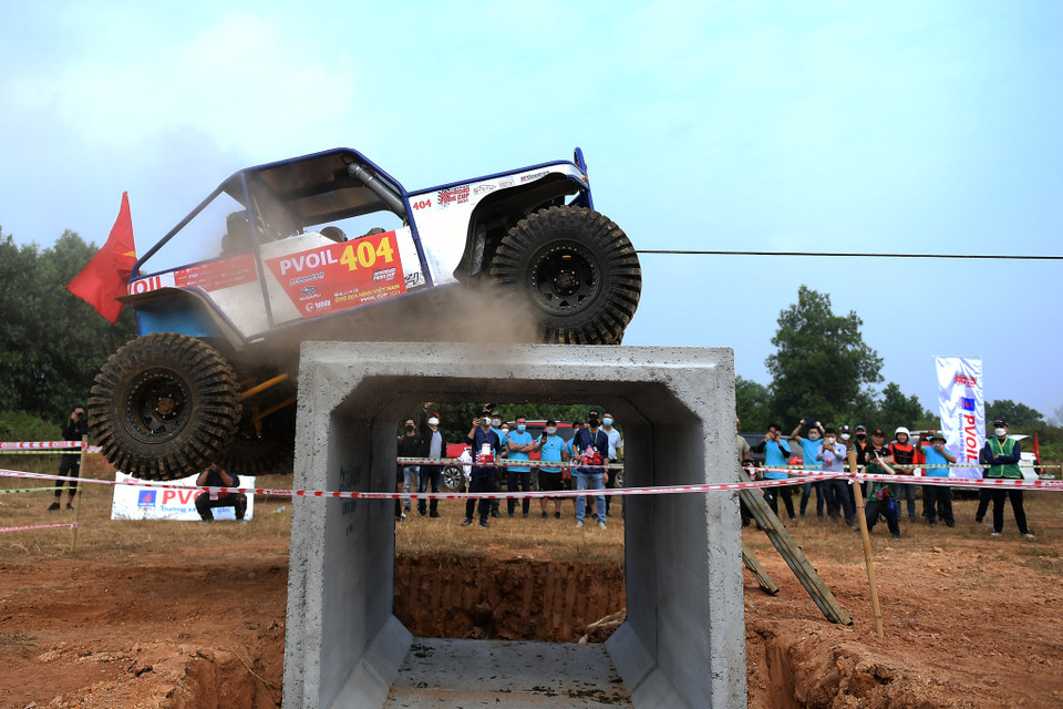 PVOIL VOC 2021 có tổng giải thưởng hơn 470 triệu đồng. Trong đó có hơn 320 triệu đồng là giải thưởng tiền mặt và 120 triệu đồng quà tặng hiện vật. Cùng với đó, BTC cũng quyết định bổ sung giải Nhất tại mỗi đường đua và được 'trao nóng' cho các đội đua. (Ảnh: Hoài Nam/Vietnam+)