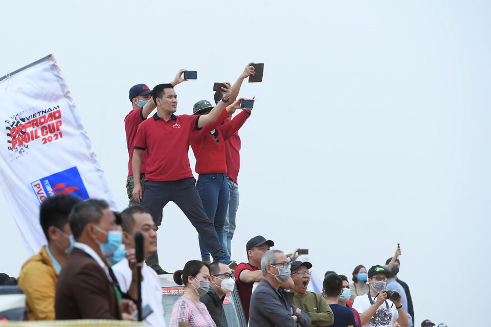 Khán giả có mặt rất đông để cổ vũ cho các tay đua, hân hoan vì giải đấu từng bị hoãn vì dịch COVID-19 đã được tổ chức. (Ảnh: Hoài Nam/Vietnam+)