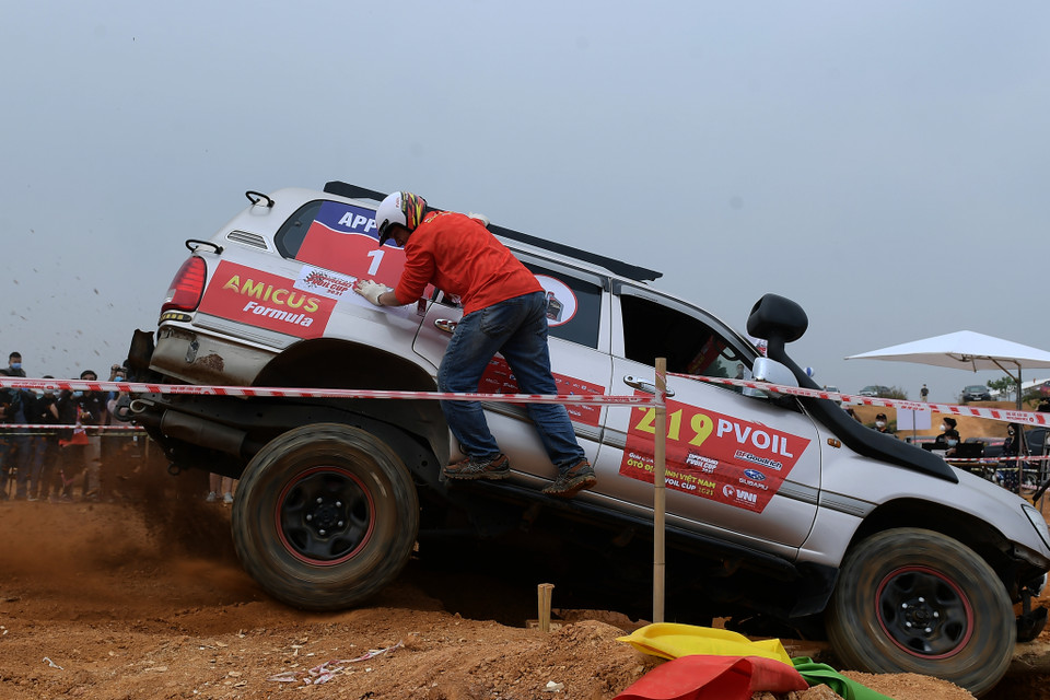 Một đội đua đang vượt qua đoạn đường đua số 8. (Ảnh:Hoài Nam/Vietnam+)