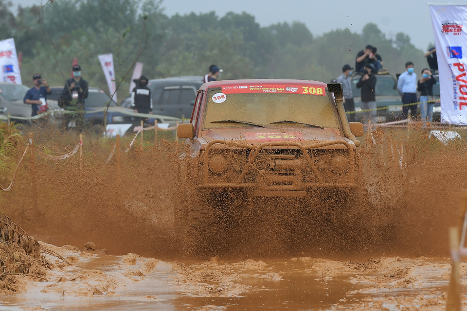 Trong khi thi đấu, vận động viên không đội mũ bảo hiểm, không cài dây an toàn bị nhắc nhở và tính lỗi phạt. Nếu cố tình vi phạm, vận động viện sẽ bị tạm dừng thi đấu và tính lỗi DNF (Did Not Finish). (Ảnh: Hoài Nam/Vietnam+)
