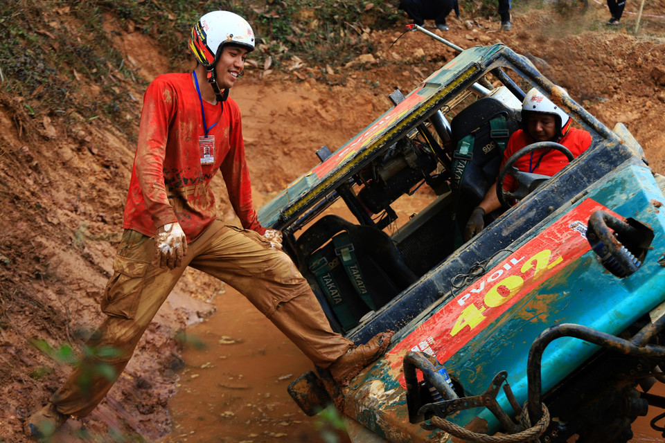 Sau khi mắc kẹt dưới ‘dốc tử thần’ 10 phút đồng hồ, các tay đua tuy đã cống hiến hết mình song vẫn phải bỏ cuộc. (Ảnh: Hoài Nam/Vietnam+)