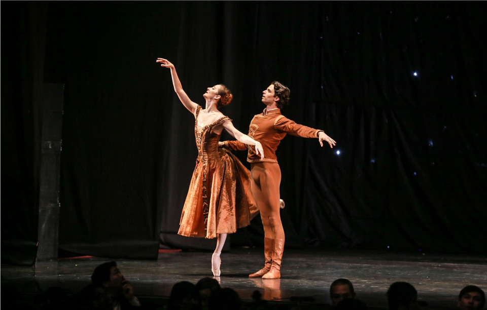 Dù đã chạm ngưỡng tuổi nghỉ hưu, 'Quý bà ballet Pháp' vẫn khoe kỹ thuật và sự đẳng cấp trong mỗi bước nhảy. (Ảnh: BTC)