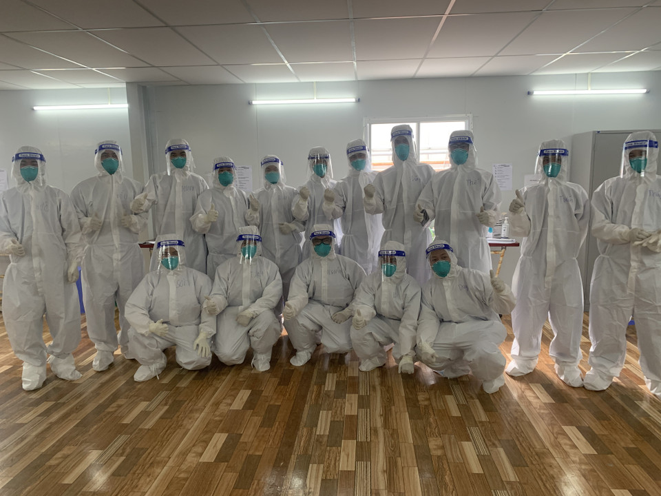 Dù xa nhà, công việc cứu chữa bệnh nhân vô cùng vất vả, thời gian làm việc căng thẳng, không ngơi nghỉ nhưng các bác sỹ và điều dưỡng làm việc tại Trung tâm Hồi sức cấp cứu Bệnh viện Việt Đức tại TP Hồ Chí Minh vẫn rất lạc quan. (Ảnh: CTV)