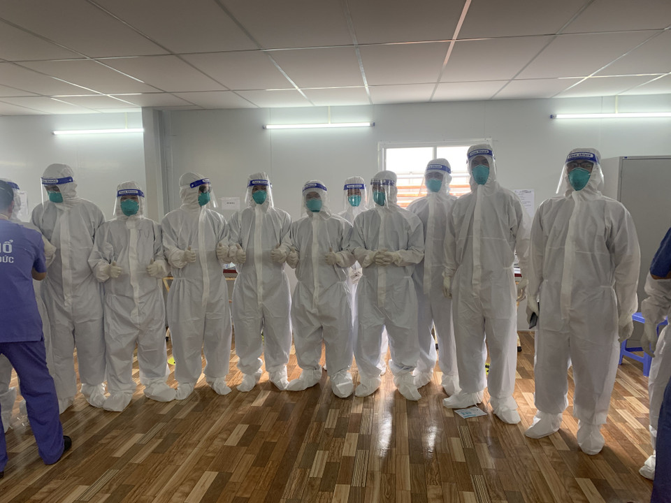 Hình ảnh các bác sỹ và điều dưỡng của Bệnh viện Việt Đức Hà Nội tại Trung tâm Hồi sức cấp cứu Bệnh viện Việt Đức tại TP Hồ Chí Minh. (Ảnh: CTV)