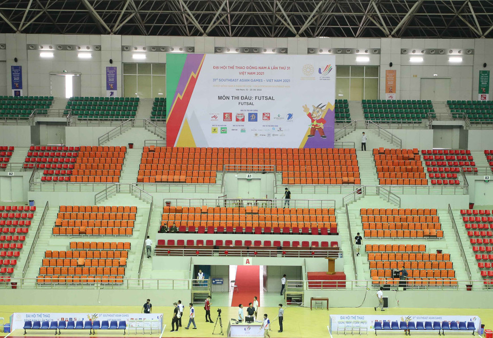 Chiều nay (11/5), môn bóng đá futsal (nam và nữ) của SEA Games 31 bắt đầu diễn ra tại nhà thi đấu tỉnh Hà Nam với hai trận đấu đầu tiên gồm Malaysia-Thái Lan và Việt Nam-Indonesia (futsal nam). (Ảnh: CTV/Vietnam+)