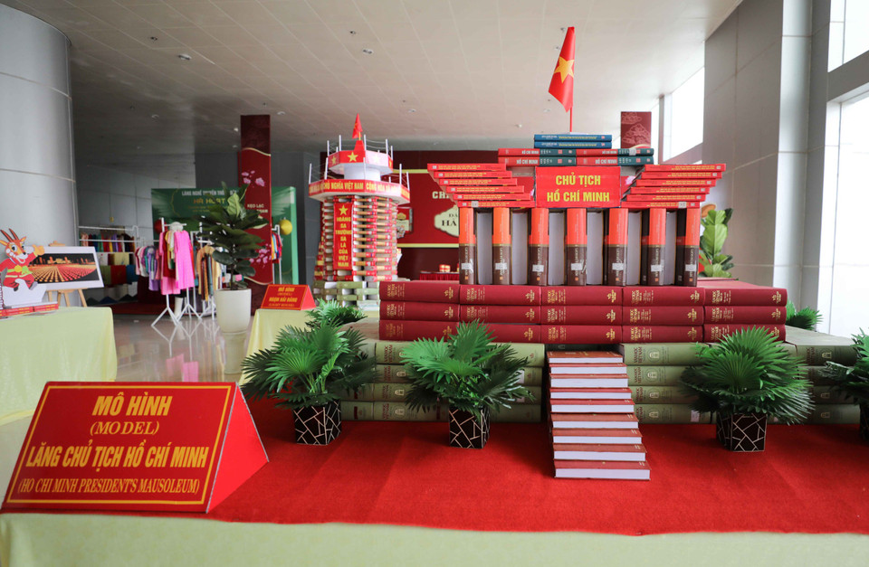 Thông qua SEA Games 31, tỉnh Hà Nam mong muốn quảng bá hình ảnh đẹp, những nét văn hóa truyền thống riêng biệt tới bạn bè trong nước và quốc tế. Vì vậy, ngoài công tác chuẩn bị cơ sở vật chất về mặt chuyên môn, nhà thi đấu tỉnh Hà Nam còn bố trí nhiều không gian trưng bày mang đậm dấu ấn địa phương. (Ảnh: CTV/Vietnam+)