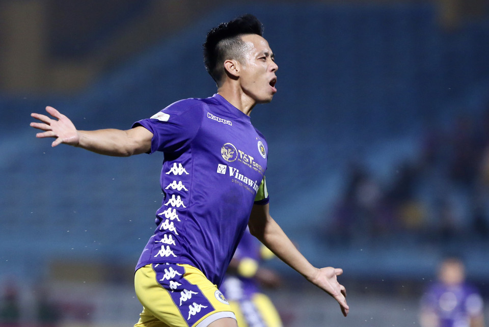 Tuy vậy, ở khoảng cách 11m, Văn Quyết không thắng được thủ môn Đức Cường chơi thăng hoa. (Ảnh: Hiển Nguyễn/Vietnam+)