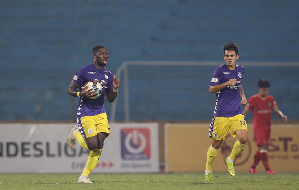 Phải tới 5 phút sau, đội bóng Thủ đô mới có bàn gỡ nhờ công của Rimario. Trước đó, Văn Kiên leo biên, xử lý bóng khéo léo rồi tạt chuẩn xác giúp đồng đội lập công. (Ảnh: Hiển Nguyễn/Vietnam+)