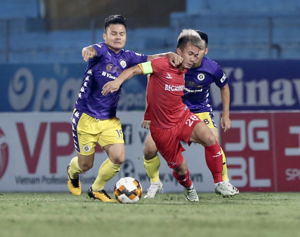 Sang hiệp hai, Bình Dương tiếp tục chơi khó chịu khi chủ động dồn thấp đội hình phòng ngự và chờ phản công. Điều này khiến Hà Nội FC tiếp tục bế tắc tìm bàn gỡ. (Ảnh: Hiển Nguyễn/Vietnam+)