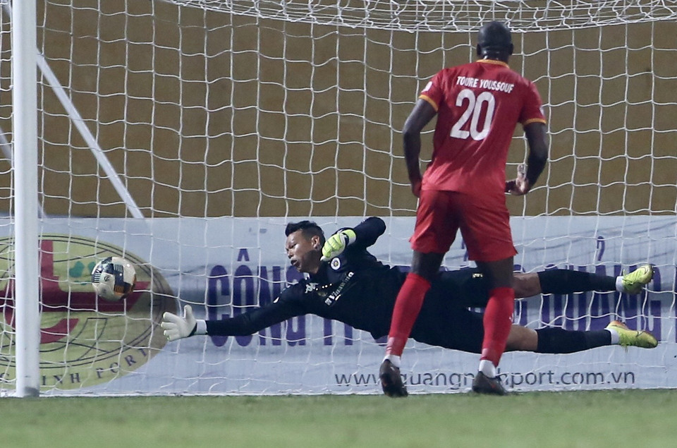 Tiền Linh bật cao đánh đầu sau đường treo bóng bổng từ sân nhà của đồng đội. Bóng đi đập đất vào góc dưới khung thành và vượt khỏi cú bay người hết cỡ của thủ môn Tấn Trường. (Ảnh: Hiển Nguyễn/Vietnam+)