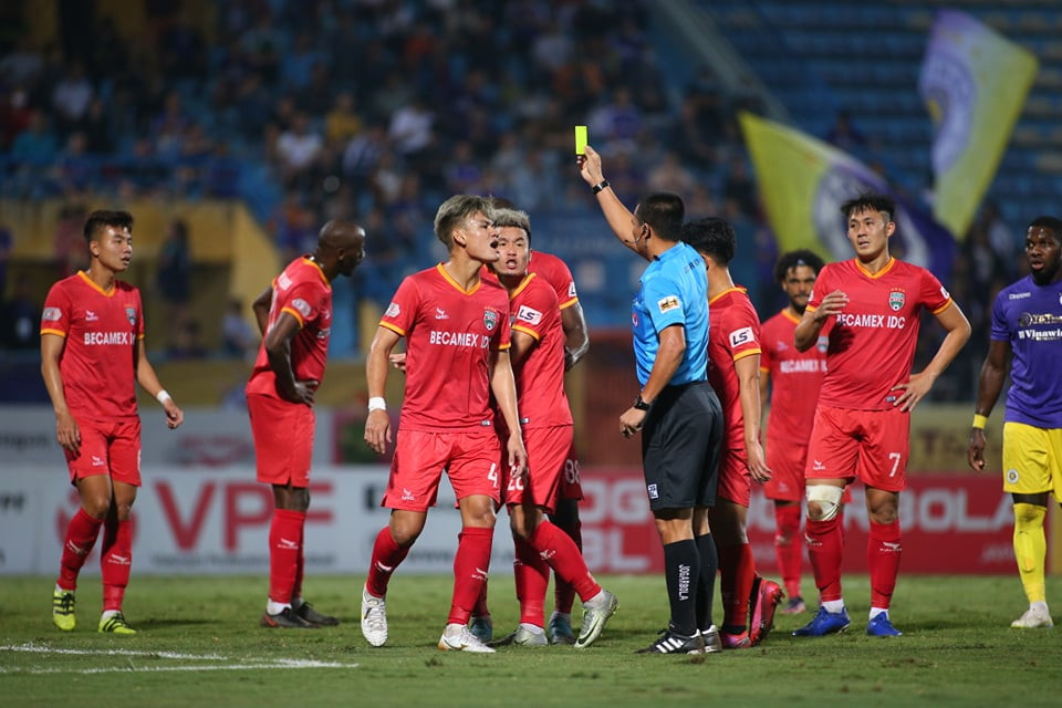 Phút 67, Rimario bị phạm lỗi từ phía sau trong vòng cấm, giúp Hà Nội FC hưởng phạt đền. Cầu thủ Bình Dương phản ứng gay gắt nhưng không thay đổi được quyết định từ trọng tài chính. (Ảnh: Hiển Nguyễn/Vietnam+)