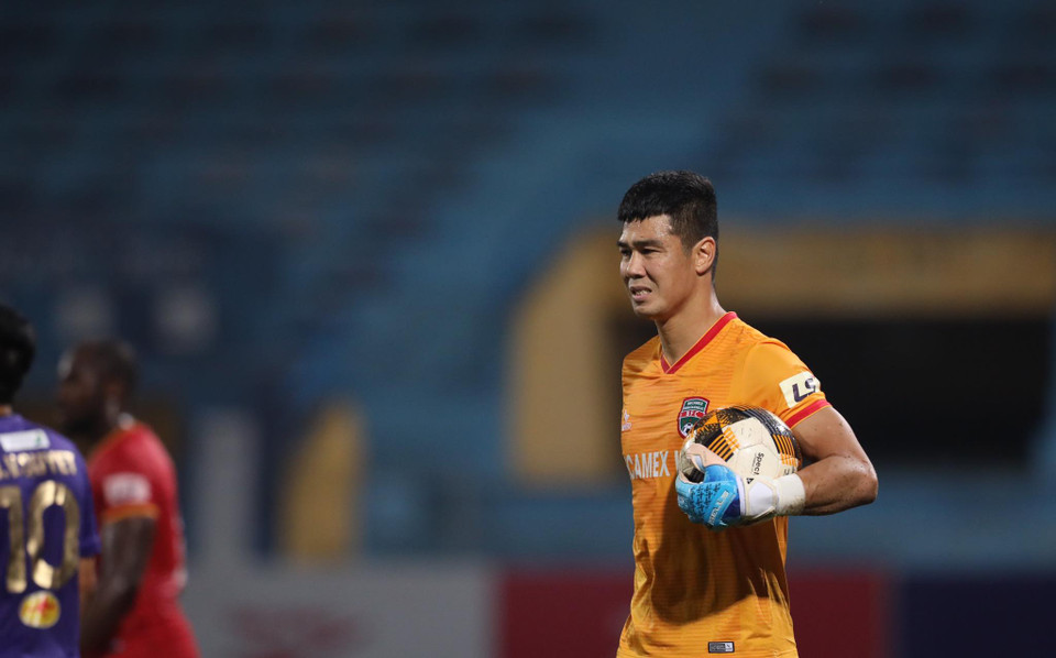 Đặc biệt, thủ môn Đức Cường bên phía Bình Dương có ngày thi đấu xuất thần, cản phá hàng loạt cơ hội mười mươi của đội chủ nhà. Anh góp công lớn giúp đội nhà giành 1 điểm trước Hà Nội FC. (Ảnh: Hiển Nguyễn/Vietnam+)