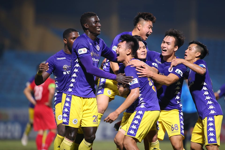 Đẳng cấp của tiền vệ đội tuyển Việt Nam mang về 3 điểm trọn vẹn, giúp đội bóng thủ đô vững bước trong cuộc đua vô địch V-League 2020. Hiện họ tạm vươn lên đầu bảng xếp hạng với 32 điểm, hơn 1 điểm so với Viettel xếp sau (chưa thi đấu vòng này). (Ảnh: Hiển Nguyễn/Vietnam+)