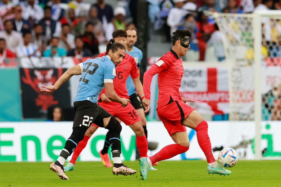 Tiền vệ thuộc Câu lạc bộ Tottenham cùng đội tuyển Hàn Quốc nhập cuộc hưng phấn và tạo nên nhiều đợt tấn công nguy hiểm trước khung thành Uruguay. (Ảnh: Hải An/Vietnam+) 