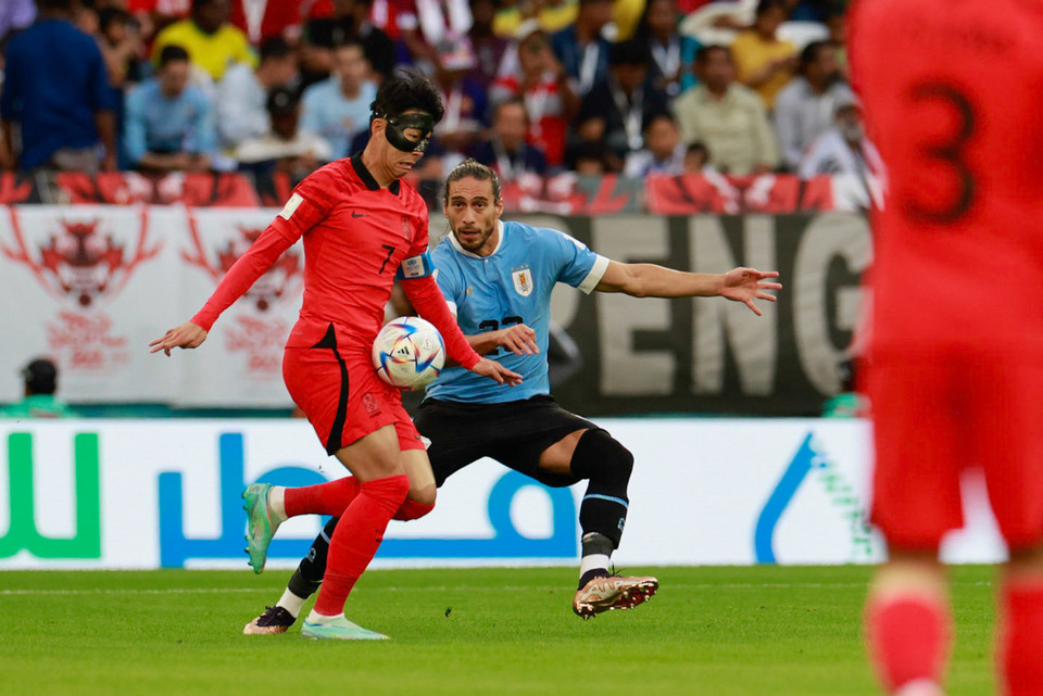 Trên khán đài, đông đảo cổ động viên cổ vũ nhiệt tình cho Son Heung-min trong mỗi pha đi bóng. Tiền vệ sinh năm 1992 nằm trong số những ngôi sao hàng đầu thế giới góp mặt trong trận đấu Hàn Quốc gặp Uruguay. (Ảnh: Hải An/Vietnam+) 