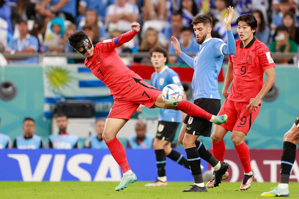 Chính vì thế, hàng công đội tuyển Hàn Quốc mất đi sự đáng gờm cần thiết từ ngòi nổ nguy hiểm nhất nên không thể chọc thủng lưới Uruguay dù có nhiều thời điểm làm chủ thế trận. (Ảnh: Hải An/Vietnam+) 