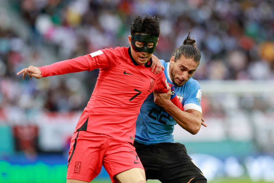 Theo đó, Son Heung-min ra sân trong đội hình xuất phát. Do mới hồi phục chấn thương, tiền vệ này phải đeo mặt nạ bảo vệ trong suốt quá trình thi đấu. (Ảnh: Hải An/Vietnam+) 