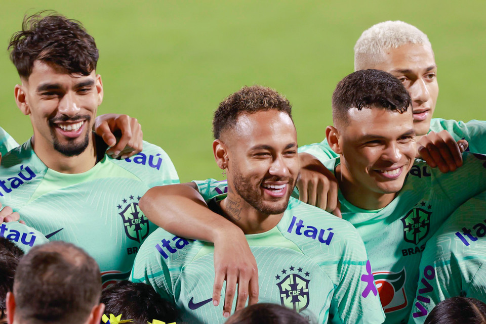 Theo ghi nhận từ phóng viên VietnamPlus có mặt tại Qatar, tiền đạo Neymar và đồng đội tại tuyển Brazil tập luyện vô cùng thoải mái và vui vẻ trước thềm trận đấu đầu tiên tại World Cup 2022. Điều này khác hẳn với không khí nghiêm túc và trầm lắng của đội bóng khác như Argentina, Bồ Đào Nha. (Ảnh: Hải An/Vietnam+)