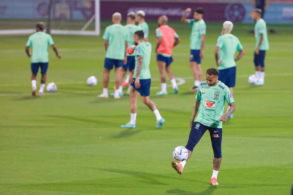 Neymar cùng đồng đội tập luyện thoải mái, không ngần ngại phô diễn những kỹ thuật khiến người hâm mộ thích thú. (Ảnh: Hải An/Vietnam+)