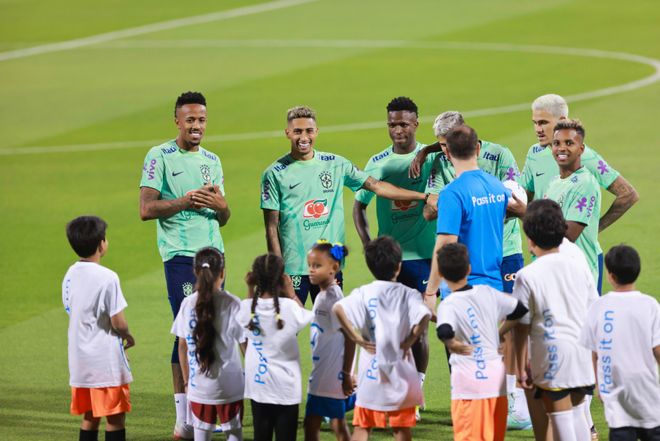 Brazil cho phép phóng viên tác nghiệp trong toàn bộ khoảng thời gian của buổi tập đồng thời mở cửa cho phép người hâm mộ, gia đình của cầu thủ vào sân theo dõi đội tuyển tập luyện. (Ảnh: Hải An/Vietnam+)