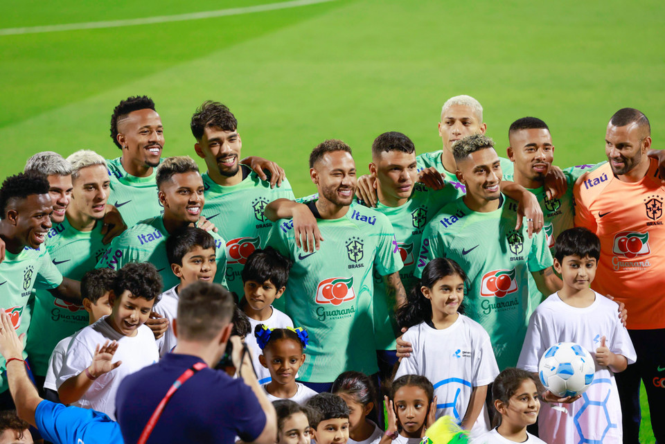 Cuối buổi tập, tiền đạo Neymar và đồng đội vui vẻ chụp hình với đông đảo cổ động viên nhí có mặt tại sân. (Ảnh: Hải An/Vietnam+)