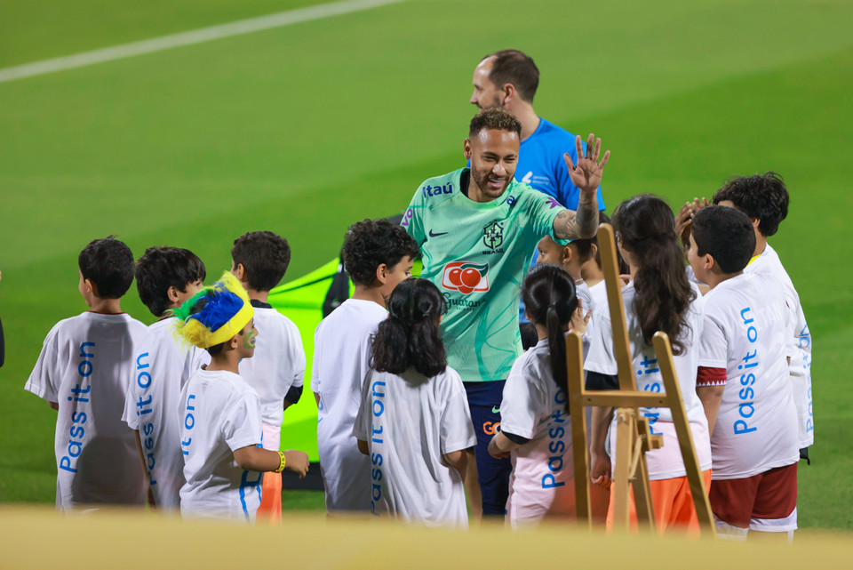 Vì vậy, những ngôi sao của đội tuyển Brazil thu hút lượng lớn người hâm mộ tới sân, trong đó siêu sao Neymar như thường lệ, trở thành tâm điểm chú ý của các cổ động viên. (Ảnh: Hải An/Vietnam+)