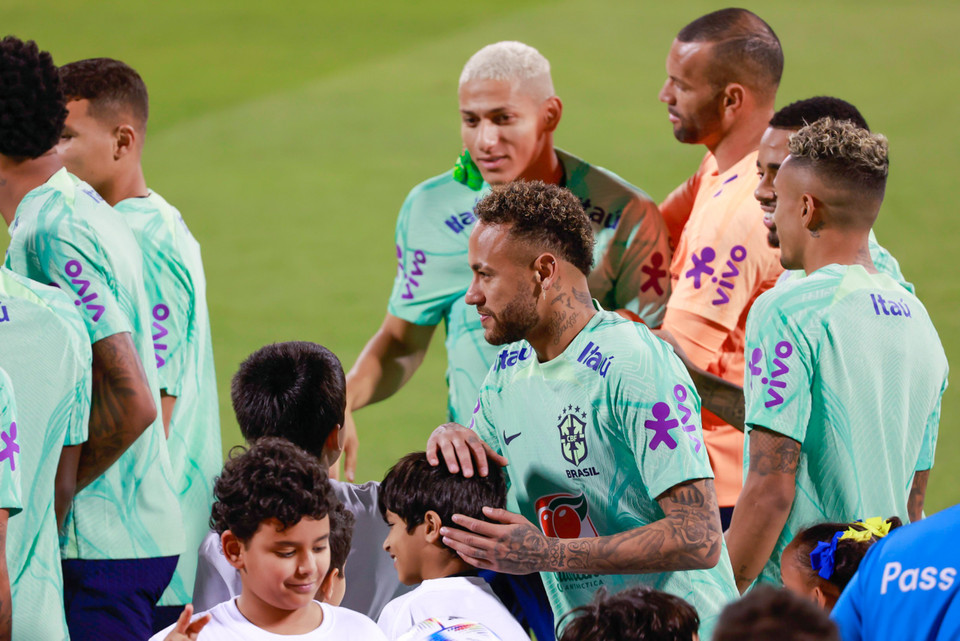 Neymar thân thiện với người hâm mộ trên sân tập. (Ảnh: Hải An/Vietnam+)