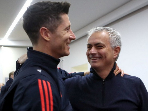 Robert Lewandowski được nghỉ ngơi có cuộc gặp gỡ với Mourinho- tân huấn luyện viên của Tottenham. (Ảnh: Nguồn Fcb.de)