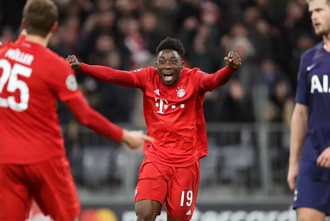 Alphonso Davies đã có cú sút hiểm hóc nhưng bị khung gỗ từ chối... (Ảnh: Nguồn Fcb.de)
