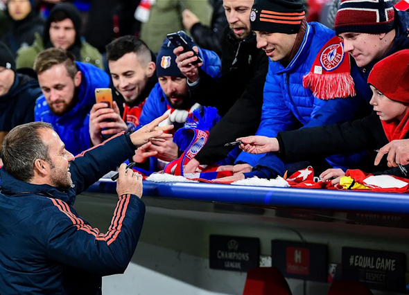 Người hâm mộ xin chữ ký của HLV Hansi Flick (Ảnh: Nguồn Fcb.de)