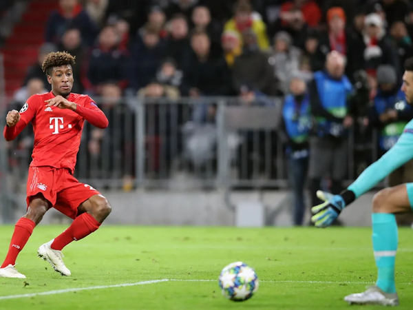 Sau bàn mở tỷ số, Kingsley Coman bị chấn thương phải ra sân nhường chỗ cho Thomas Muller. (Ảnh: Nguồn Fcb.de)