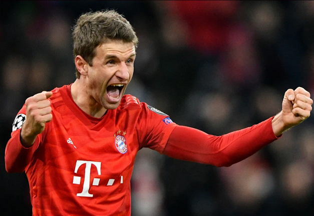 Tuy nhiên Muller đã ở đúng vị trí để nâng tỷ số của trận đấu lên 2-1(Ảnh: Nguồn Fcb.de)