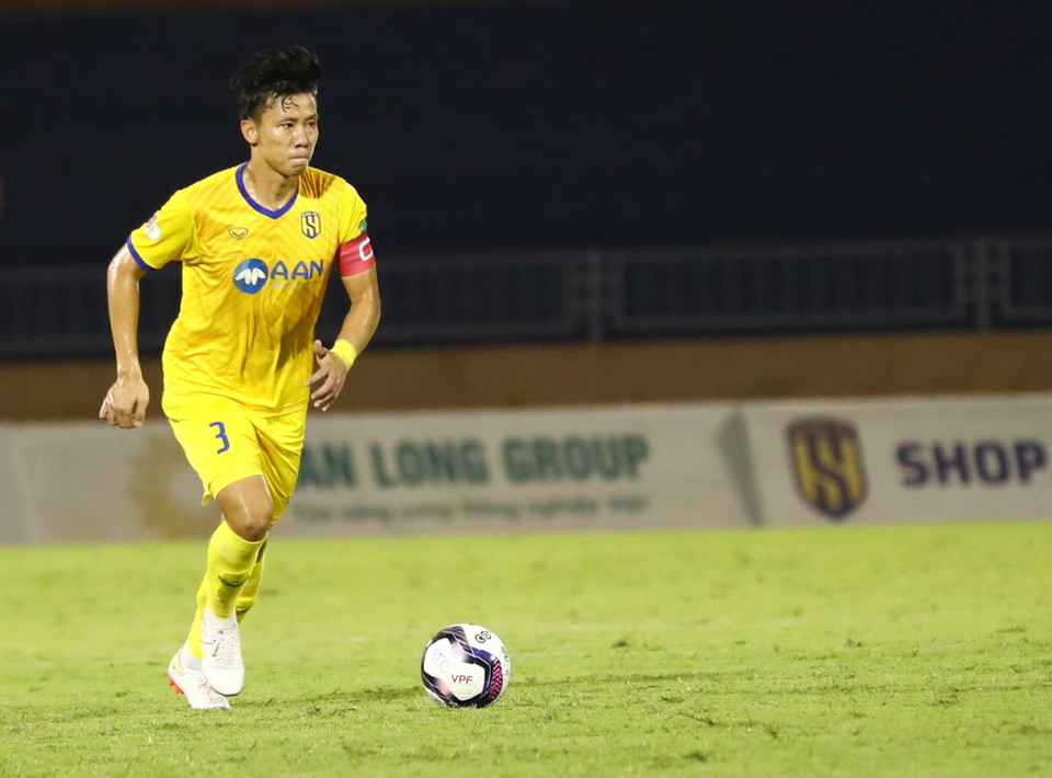 Trên sân Vinh, đội trưởng Quế Ngọc Hải gây thất vọng khi cùng với đội nhà Sông Lam Nghệ An bị dẫn trước 2 bàn và chỉ có kết quả hòa 2-2 chung cuộc trước SHB Đà Nẵng. (Ảnh: VPF)
