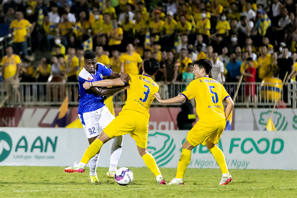 Trung vệ trụ cột của đội tuyển Việt Nam (số 3) còn phải nhận một tấm thẻ đỏ vì tình huống phạm lỗi nghiêm trọng. (Ảnh: VPF)