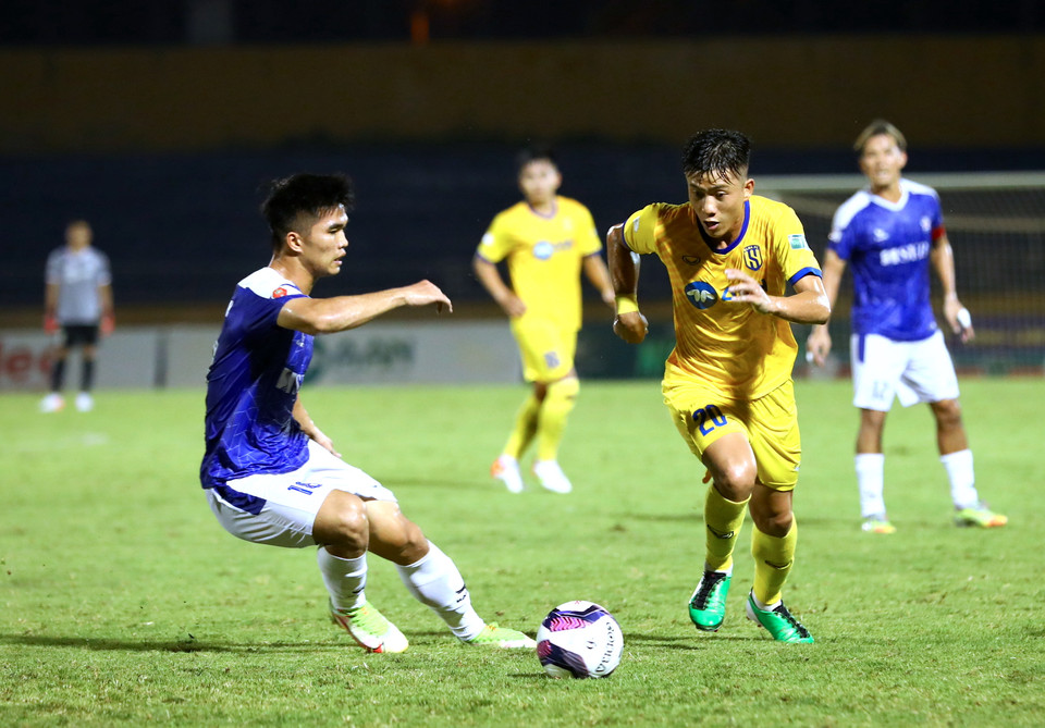 Ngược lại, một số cầu thủ được triệu tập lên đội tuyển Việt Nam trong đợt tập trung sắp tới đã có màn trình diễn tốt như Phan Văn Đức (phải). (Ảnh: VPF)